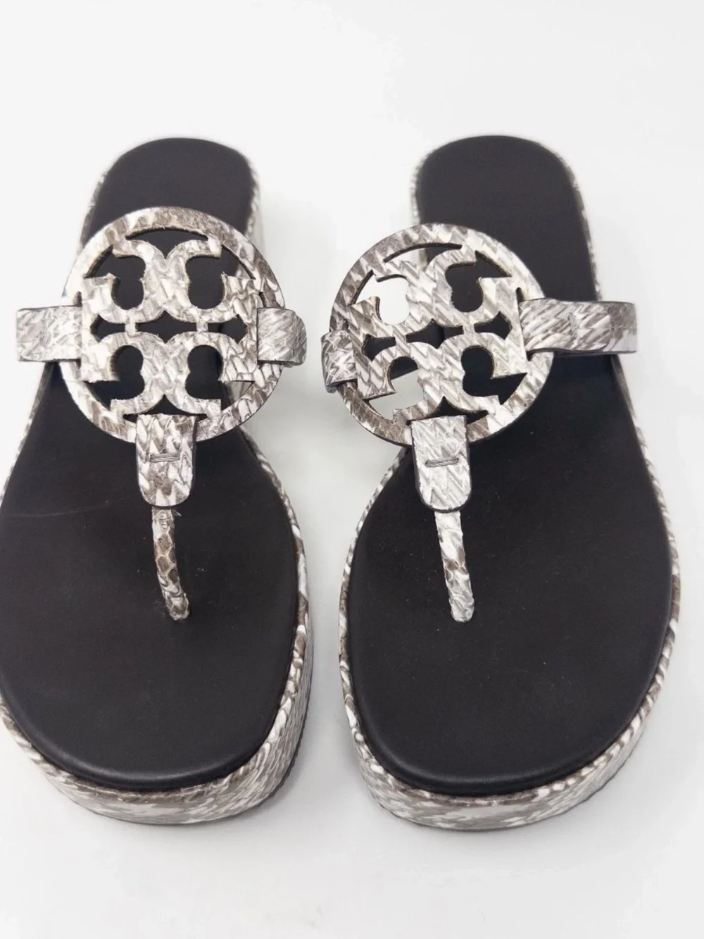 NIB Tory Burch Miller Snake-Embossed Wedge Thong color Granite Roccia 8.5/38.5
